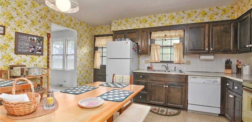 5816 Whispering Oaks Lane, Kansas City, MO 64152