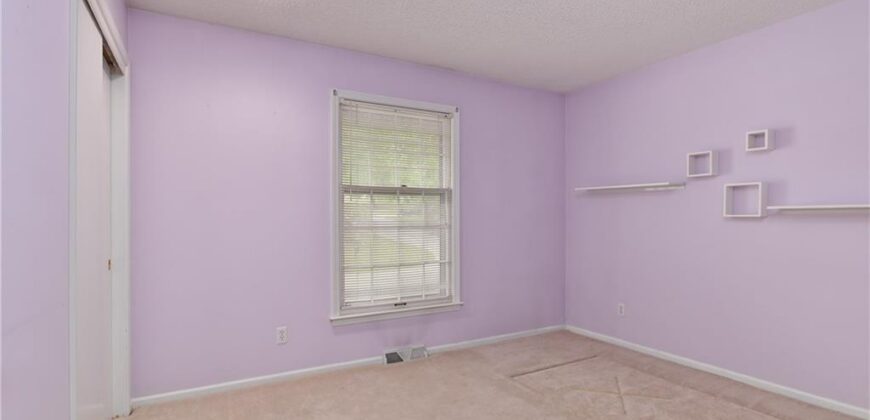 5816 Whispering Oaks Lane, Kansas City, MO 64152