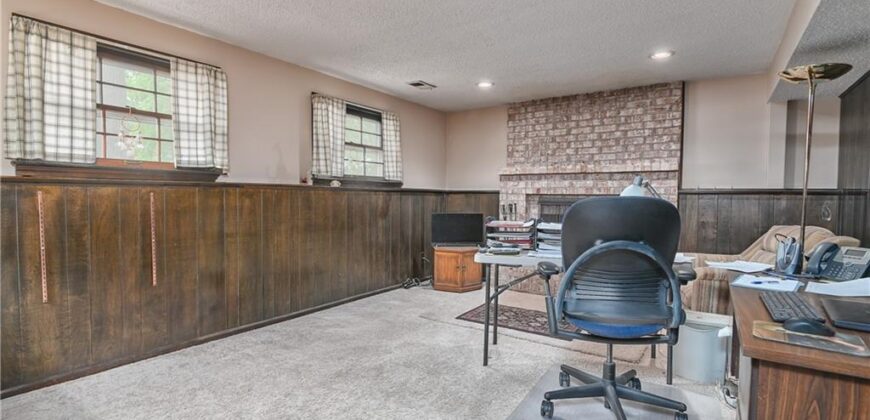 5816 Whispering Oaks Lane, Kansas City, MO 64152