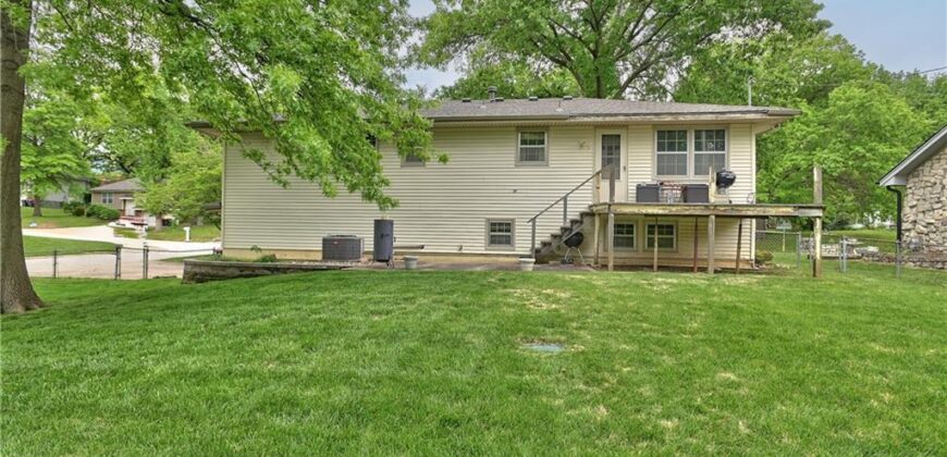 5816 Whispering Oaks Lane, Kansas City, MO 64152