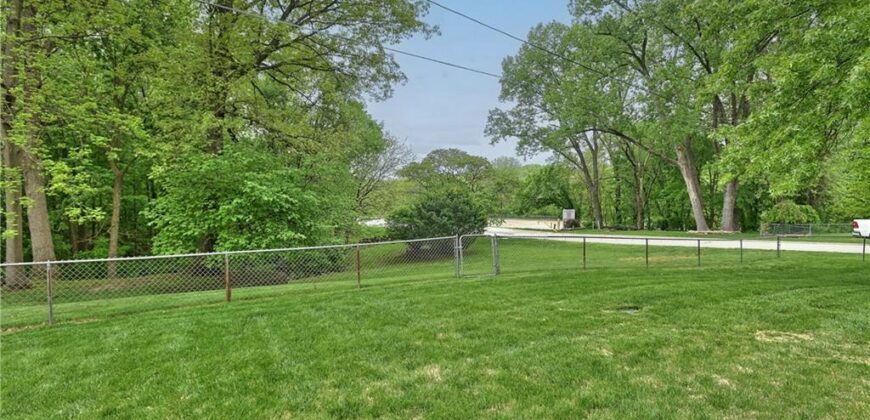 5816 Whispering Oaks Lane, Kansas City, MO 64152