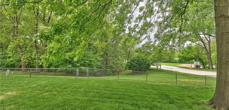 5816 Whispering Oaks Lane, Kansas City, MO 64152