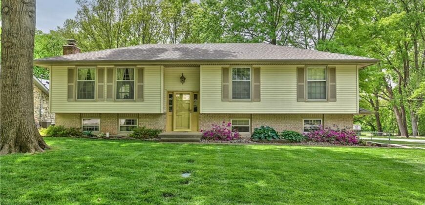 5816 Whispering Oaks Lane, Kansas City, MO 64152