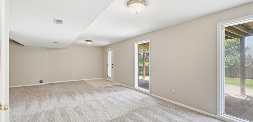 1925 MEADOWLANE Street, Kearney, MO 64060