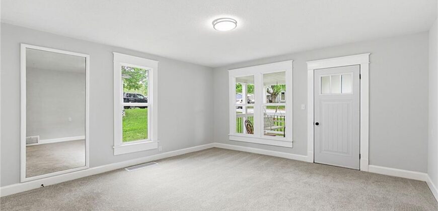 328 E Main Street, Smithville, MO 64089