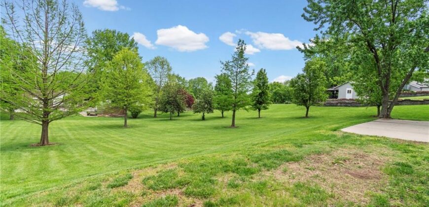 7525 N Amity Avenue, Parkville, MO 64152