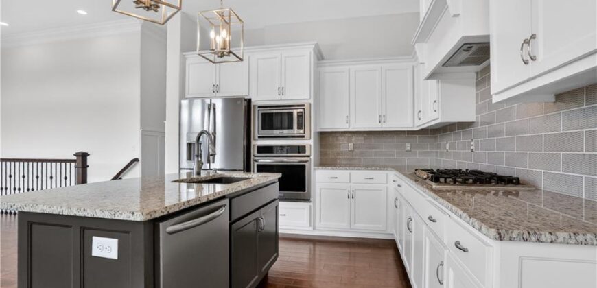 7330 NW Forest Lakes Drive, Parkville, MO 64152