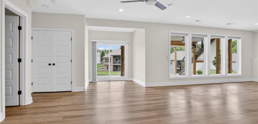7330 NW Forest Lakes Drive, Parkville, MO 64152