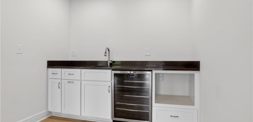 7330 NW Forest Lakes Drive, Parkville, MO 64152