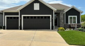 7330 NW Forest Lakes Drive, Parkville, MO 64152