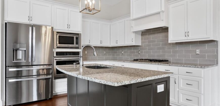 7330 NW Forest Lakes Drive, Parkville, MO 64152
