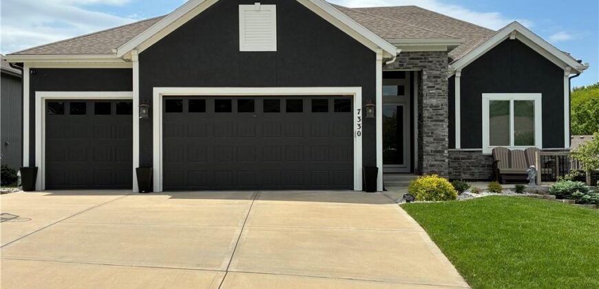 7330 NW Forest Lakes Drive, Parkville, MO 64152