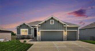 17605 Greyhawke Ridge Drive, Smithville, MO 64089