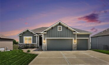 17605 Greyhawke Ridge Drive, Smithville, MO 64089