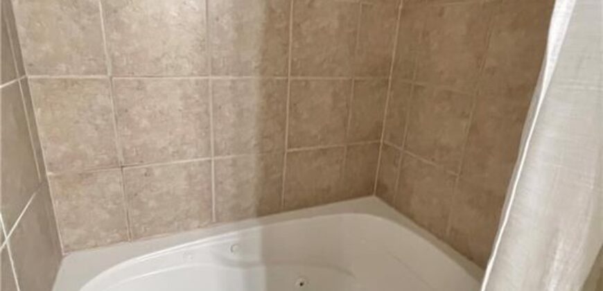 8636 N Utica Avenue, Kansas City, MO 64053