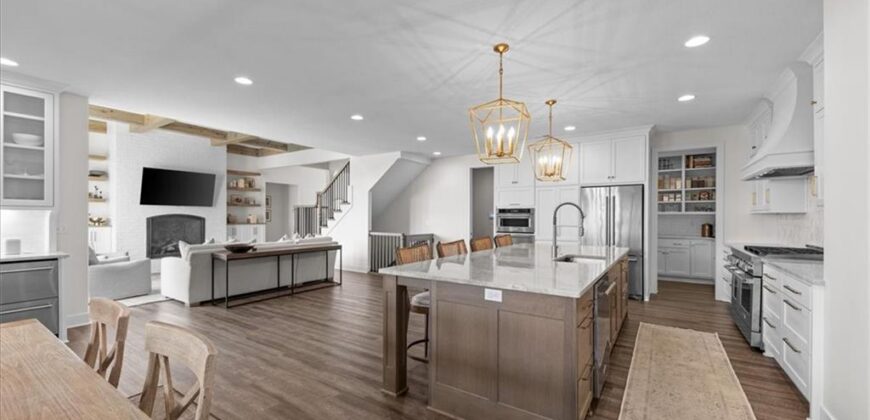 5587 Thousand Oaks Drive, Parkville, MO 64152