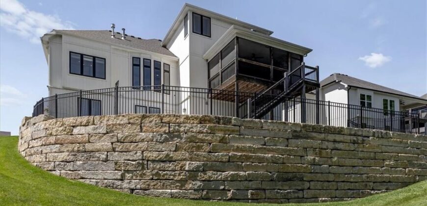 5587 Thousand Oaks Drive, Parkville, MO 64152