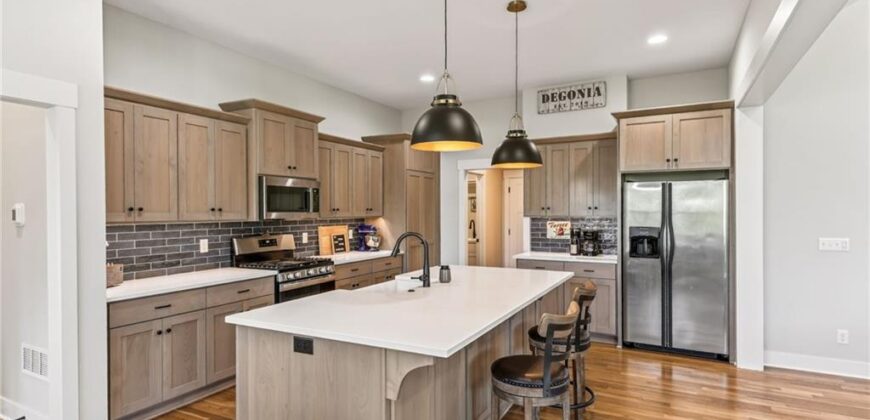 8695 NW 74th Street, Kansas City, MO 64152