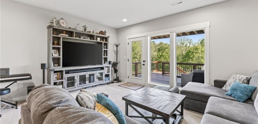 8695 NW 74th Street, Kansas City, MO 64152