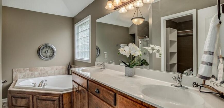 18109 Guinevere Court, Smithville, MO 64089