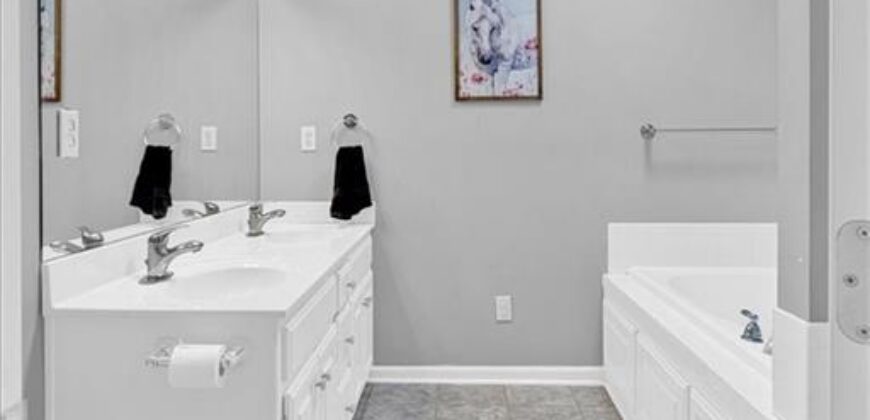 1102 E 18th Street, Kearney, MO 64060