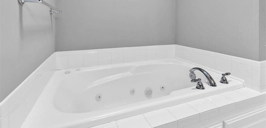 1102 E 18th Street, Kearney, MO 64060