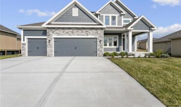 8891 N Monroe Avenue, Kansas City, MO 64156