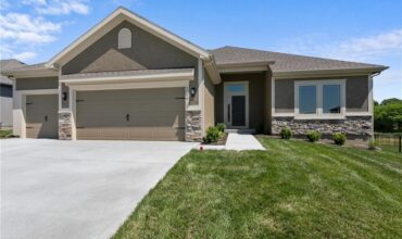 8895 N Monroe Avenue, Kansas City, MO 64156
