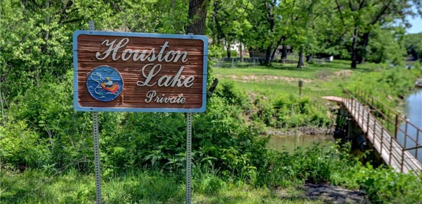 5363 NW Wagon Trail, Houston Lake, MO 64151