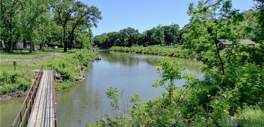 5363 NW Wagon Trail, Houston Lake, MO 64151