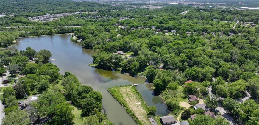 5363 NW Wagon Trail, Houston Lake, MO 64151