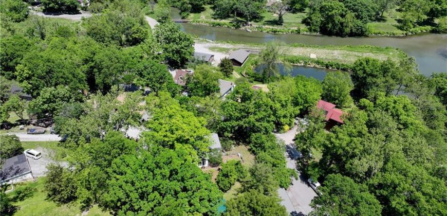 5363 NW Wagon Trail, Houston Lake, MO 64151
