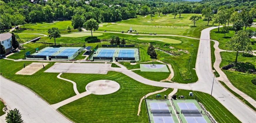 6924 Watson’s Country Lane, Parkville, MO 64152