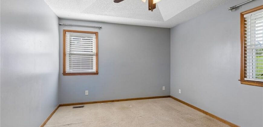 807 E Summit Street, Smithville, MO 64089