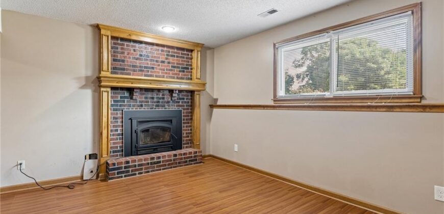 807 E Summit Street, Smithville, MO 64089