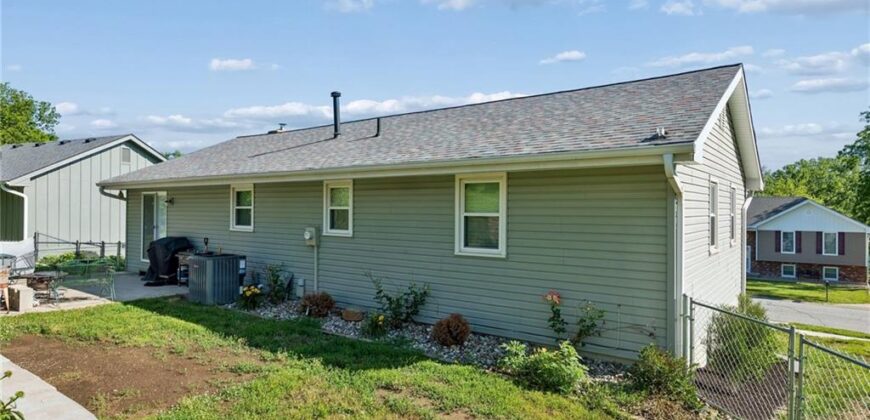 807 E Summit Street, Smithville, MO 64089