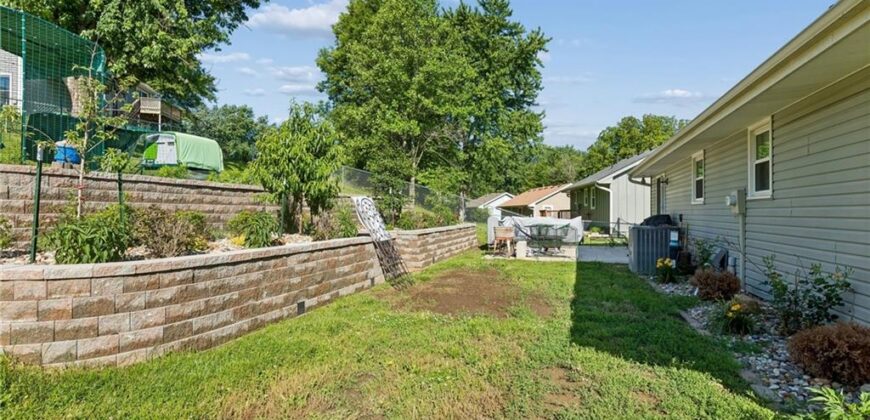 807 E Summit Street, Smithville, MO 64089