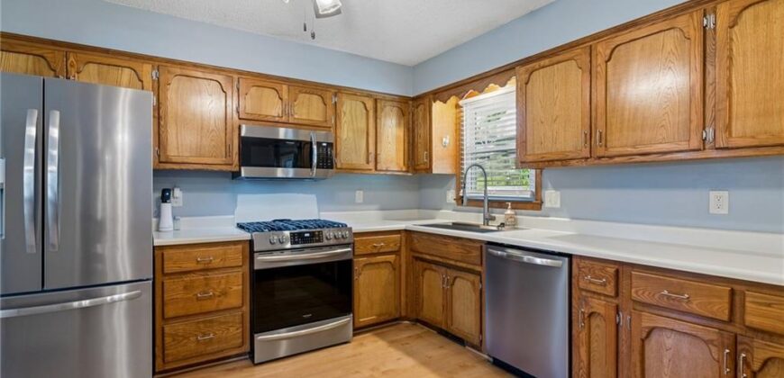 807 E Summit Street, Smithville, MO 64089