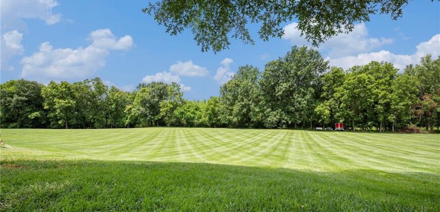 1900 NE 159th Street, Smithville, MO 64089