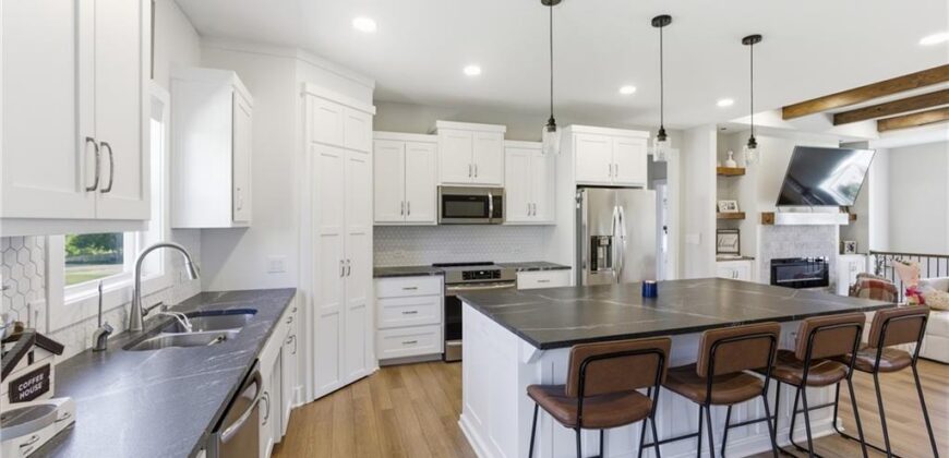312 Prairie Rose Circle, Smithville, MO 64089