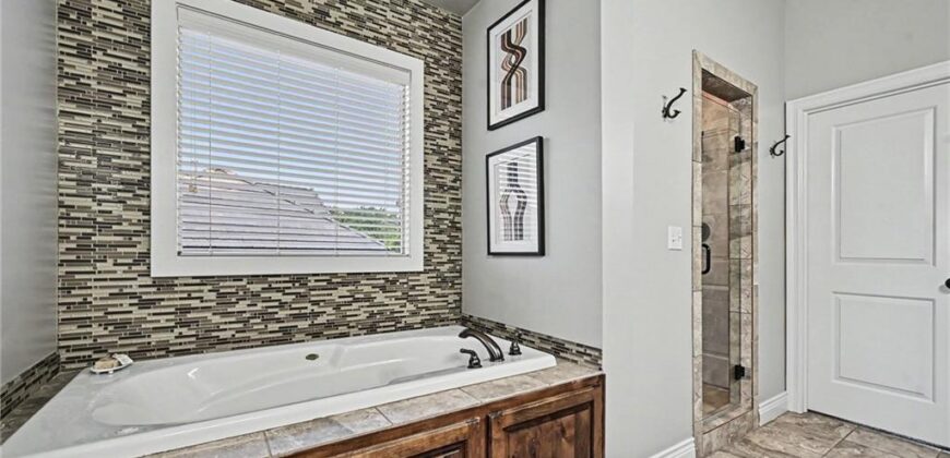 8245 Westlake Drive, Parkville, MO 64152