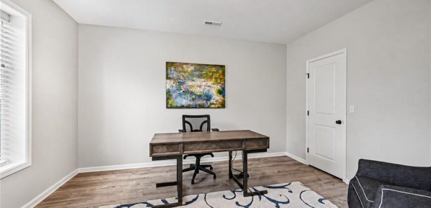 8245 Westlake Drive, Parkville, MO 64152