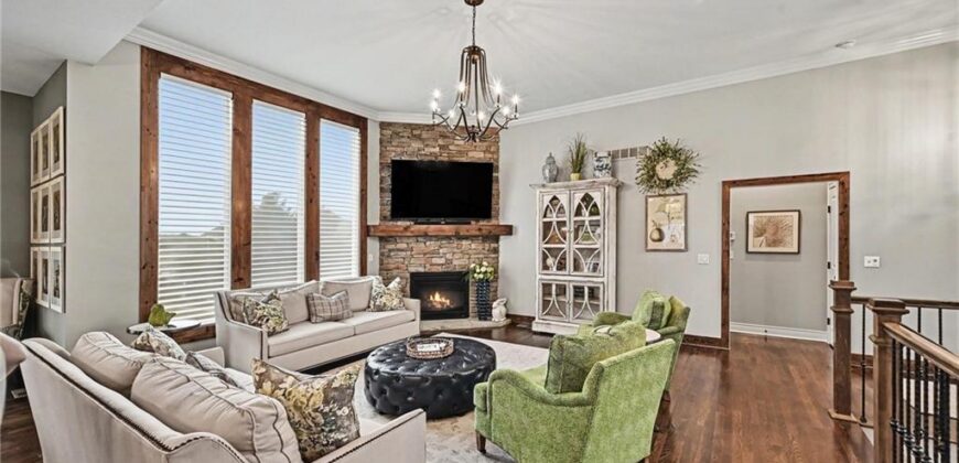 8245 Westlake Drive, Parkville, MO 64152