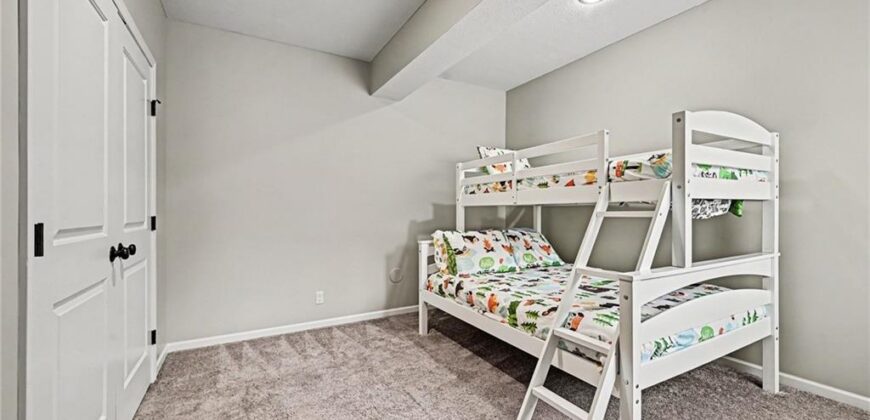 8245 Westlake Drive, Parkville, MO 64152