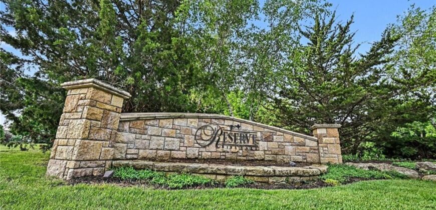 8245 Westlake Drive, Parkville, MO 64152