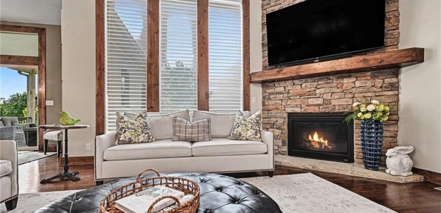 8245 Westlake Drive, Parkville, MO 64152