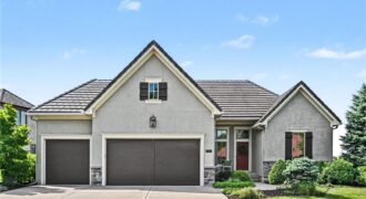 8245 Westlake Drive, Parkville, MO 64152