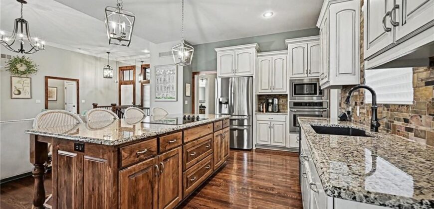 8245 Westlake Drive, Parkville, MO 64152