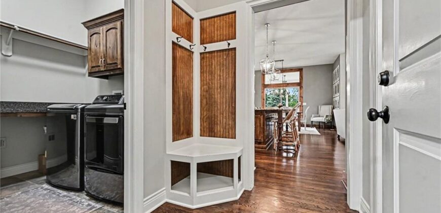 8245 Westlake Drive, Parkville, MO 64152