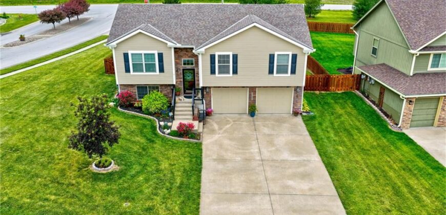 18400 Rock Ridge Street, Smithville, MO 64089